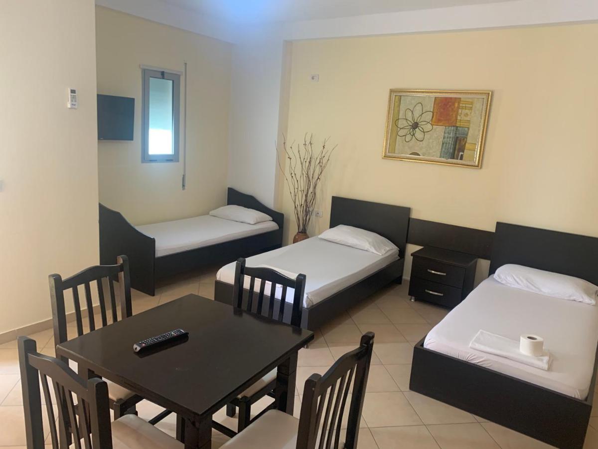 Julia Apartments Vlorë Esterno foto